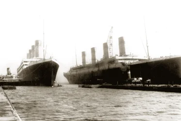 RMS Titanic spostata fuori dal bacino di carenaggio per permettere alla sua nave gemella, RMS Olympic, di sostituire un